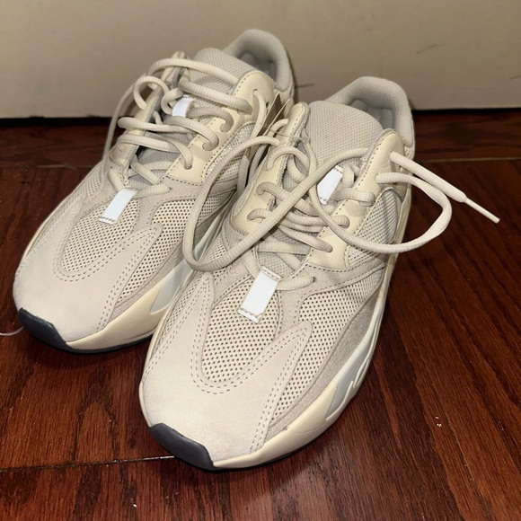 YEEZY Boost 700SZ Never worn and tags are still on No original box